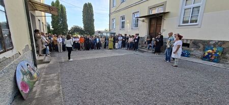 Anamarija Stibilj Šajn v svojem elementu med slikarji in njihovimi deli  (3)